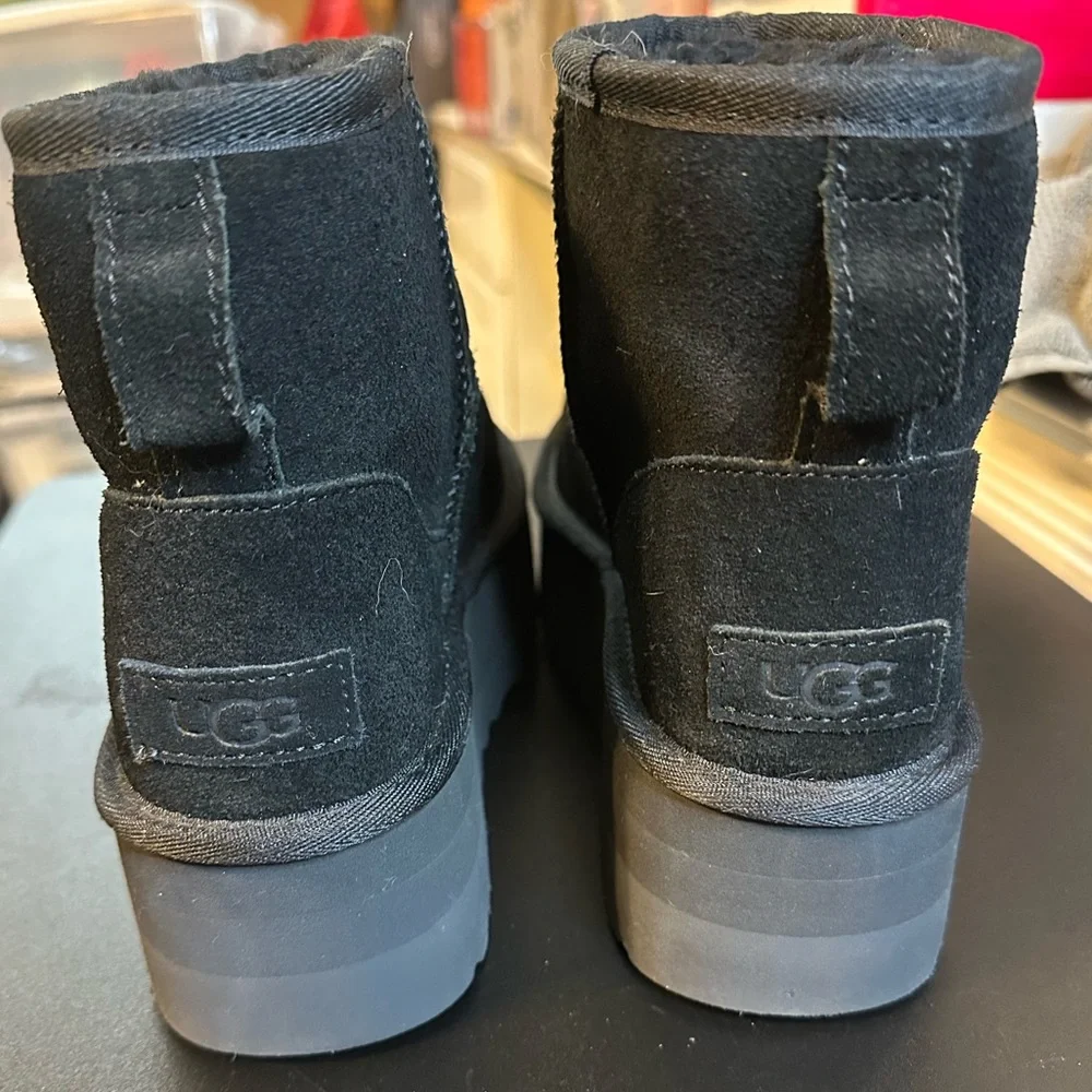 UGG Classic Classic Mini Platform boot in black.  Size 6.  Excellent condition. - Picture 9 of 14